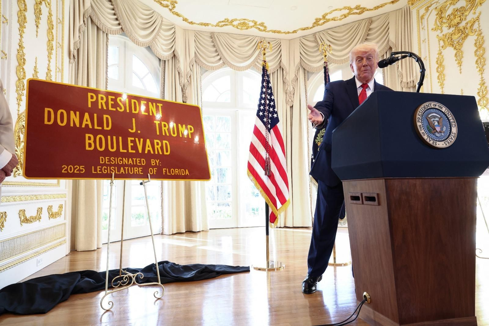 Nombran en honor a Trump la avenida que conduce a su residencia de Mar-a-Lago