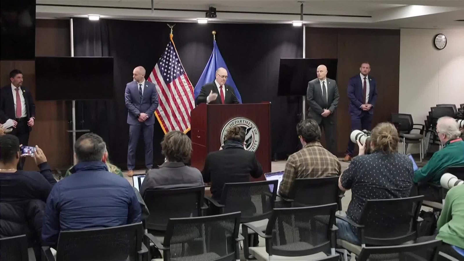 X066-EEUU ZAR DE LA FRONTERA SOBRE SALIDA AGENTES ICE