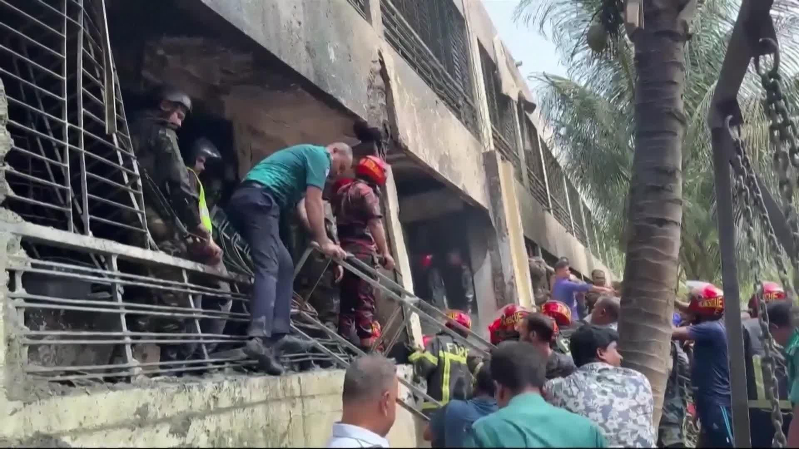 Al menos 19 muertos tras estrellarse un avión en Bangladesh