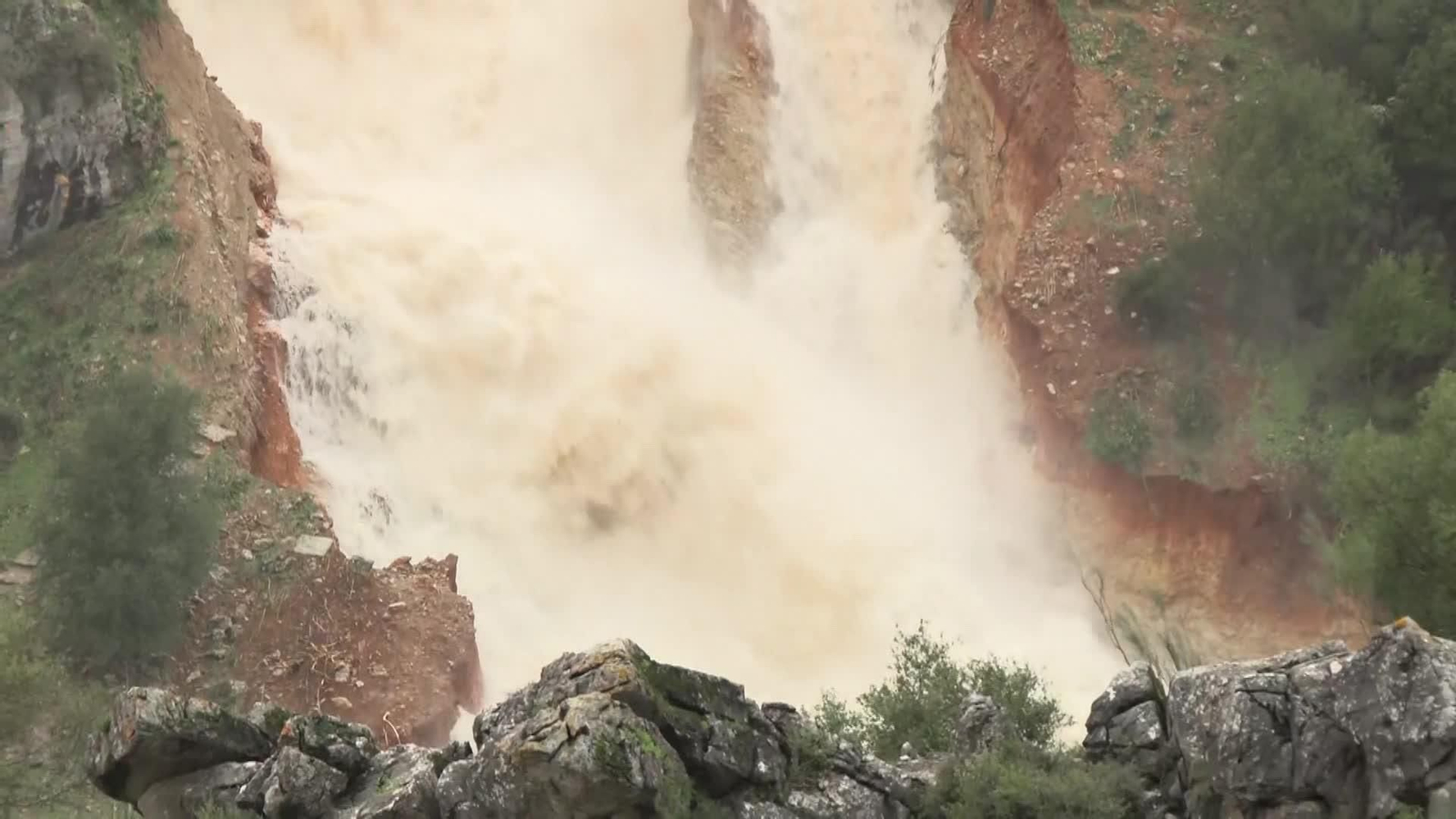 va presa montejaque desbordada