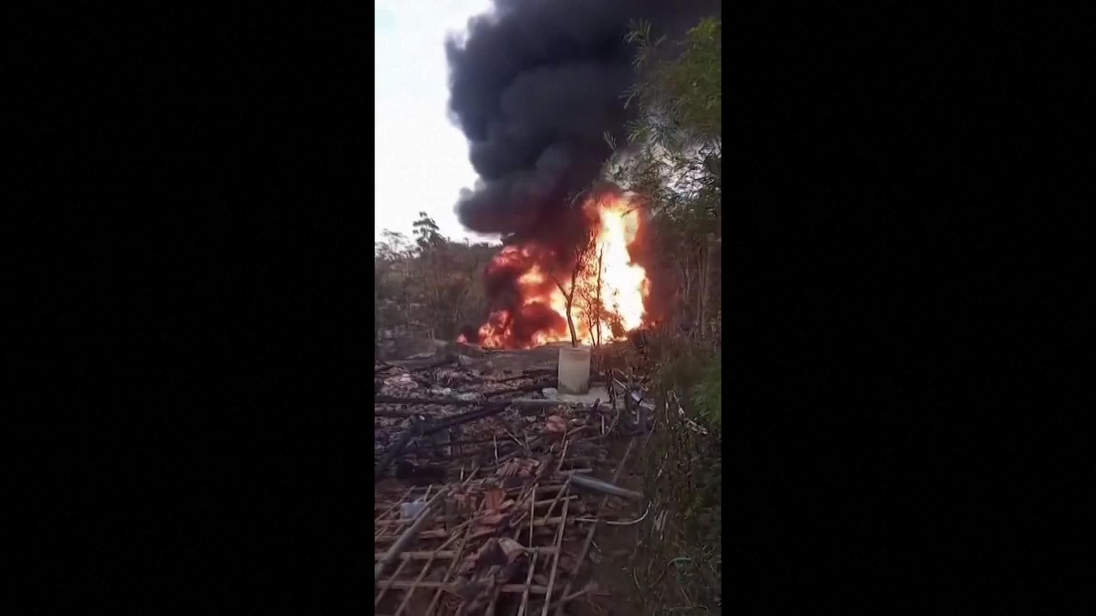 M008-INDONESIA EXPLOSION POZO PETROLEO ILEGAL