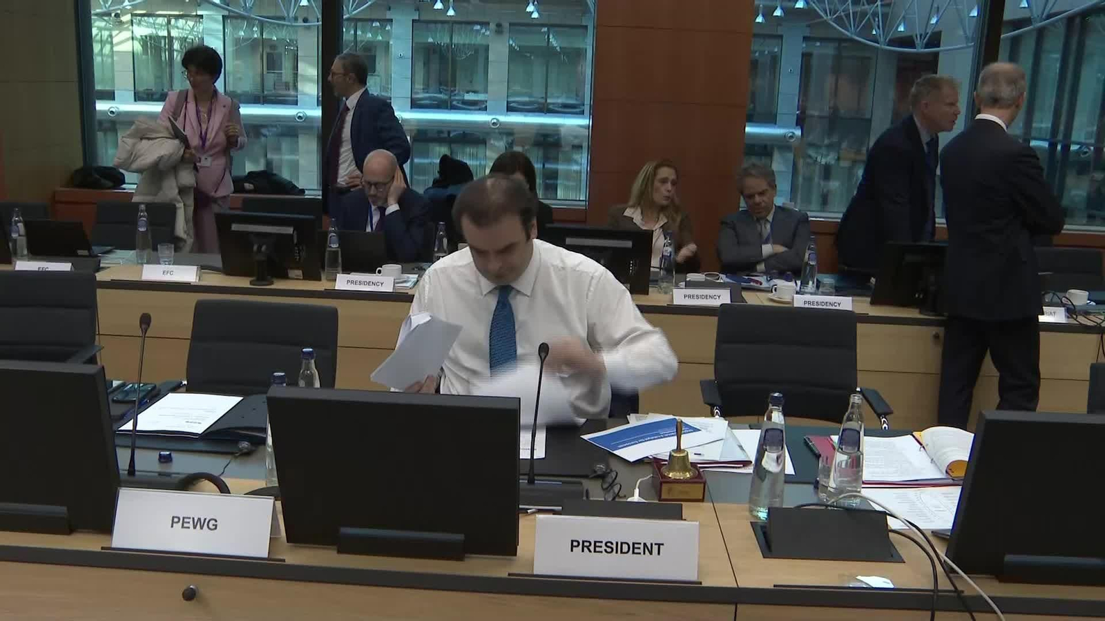 L086-BRUSELAS MUDO REUNION CARLOS CUERPO