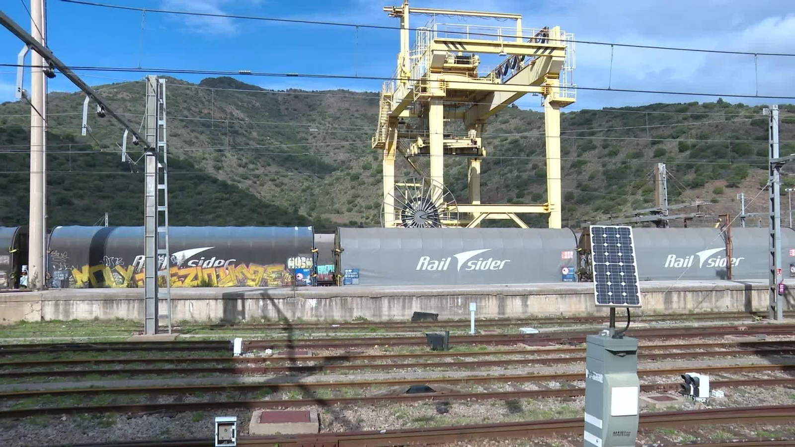 X028-GIRONA TRENES MERCANCIAS PARADOS EN PORTBOU