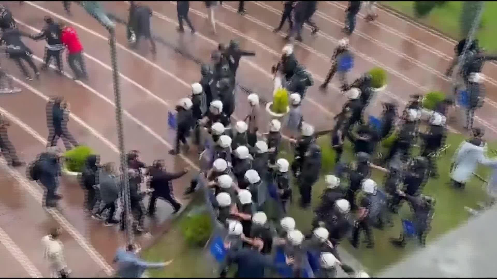 D007-TURQUIA POLICIA SEDE OPOSICION