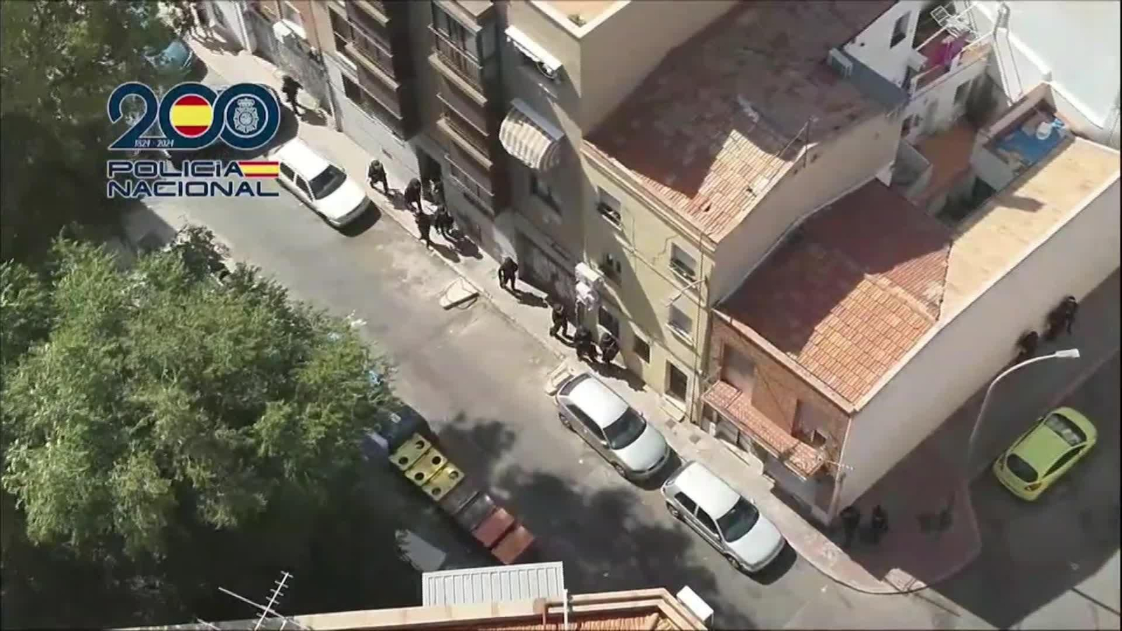 M013-MADRID POLICIA ATRINCHERADOS CARABANCHEL