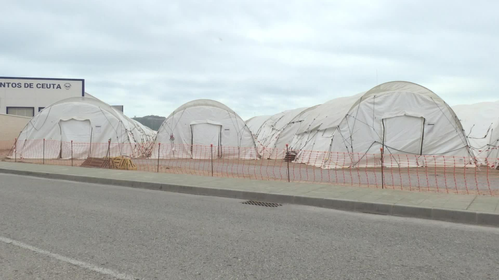 S025-CEUTA SITUACION CARPAS MIGRANTES
