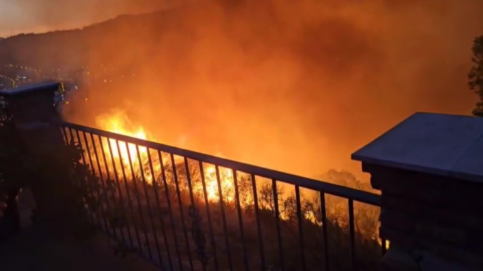 Noche en vilo por un incendio cerca de Granada