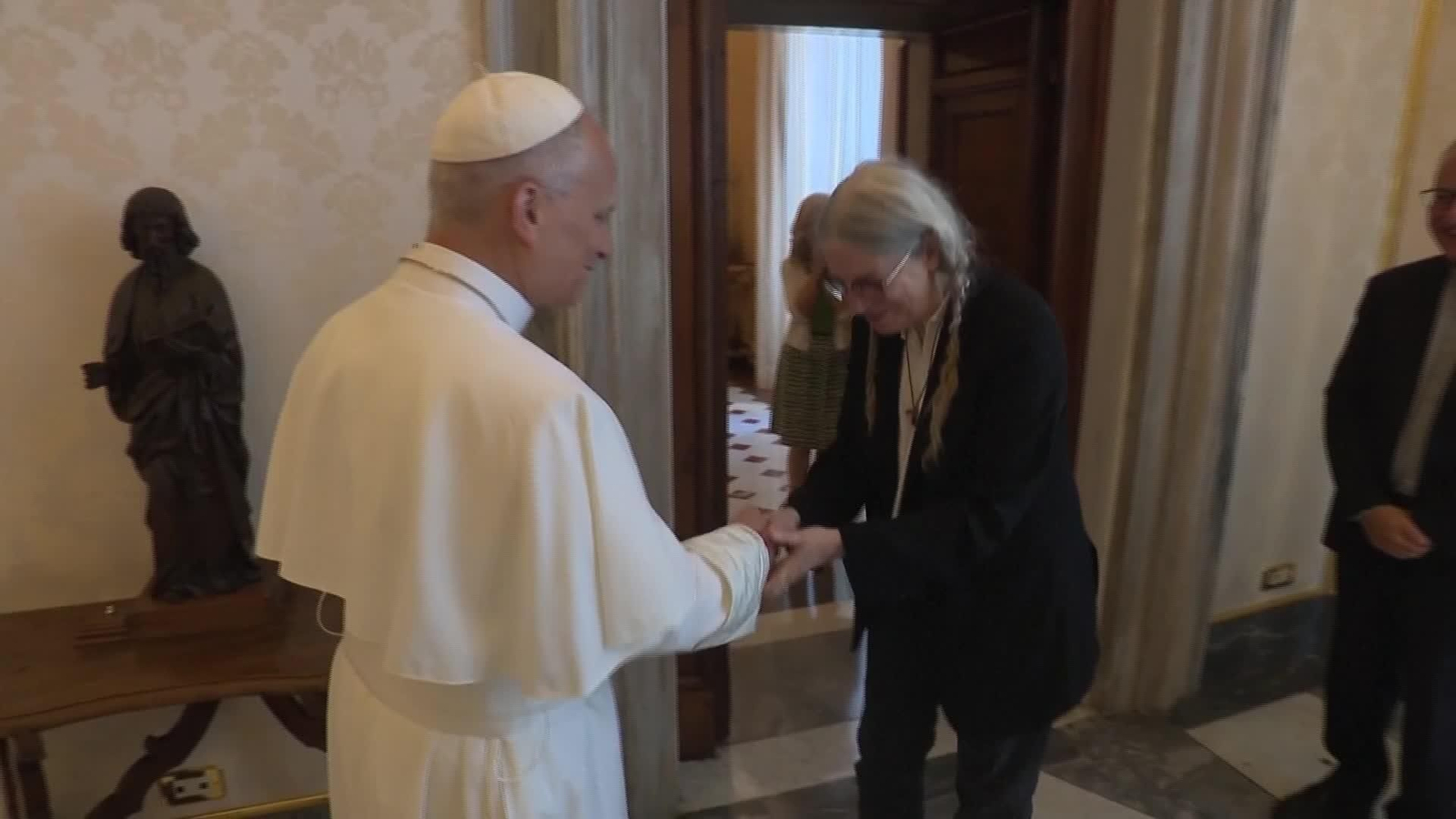 V053-VATICANO PAPA RECIBE ARTISTA PATTY SMITH