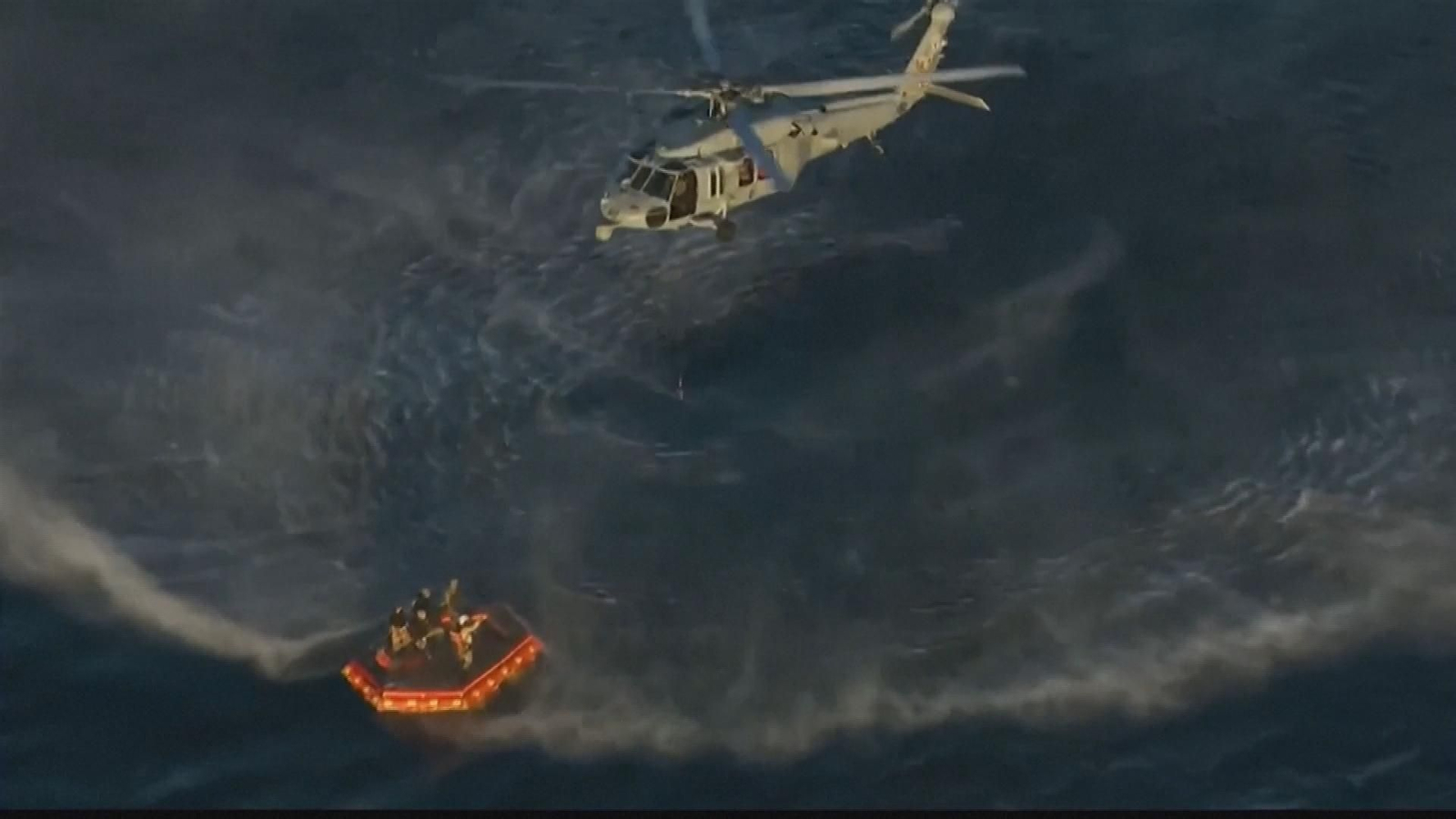 Rescatados en helicóptero los astronautas de Artemis II tras amerizar en el Pacífico