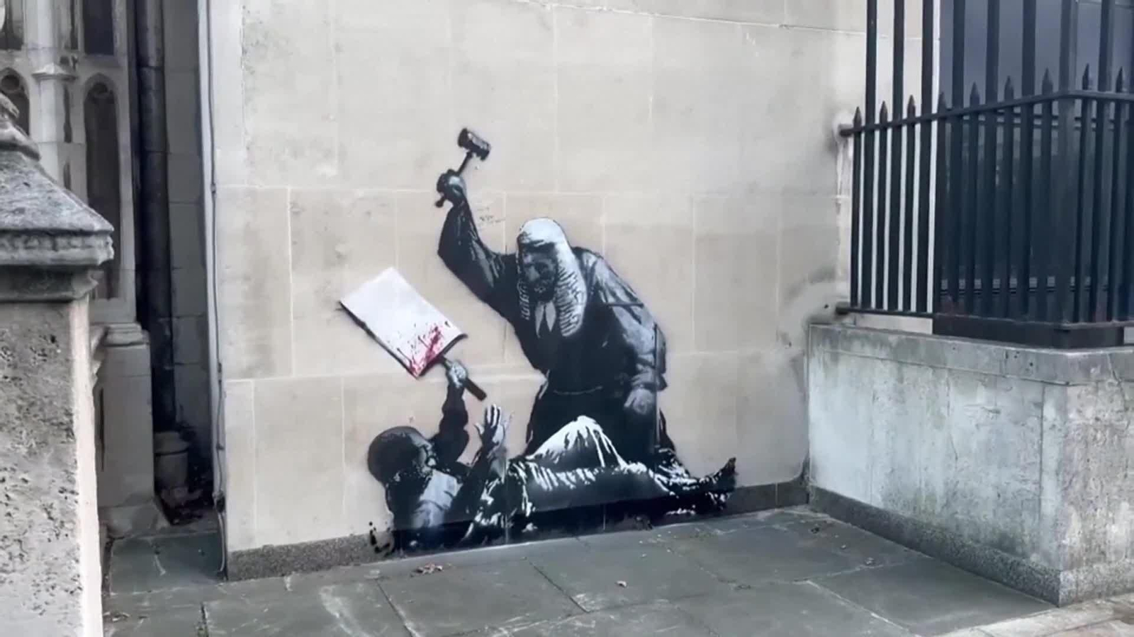 va mural banksy tribunal londres