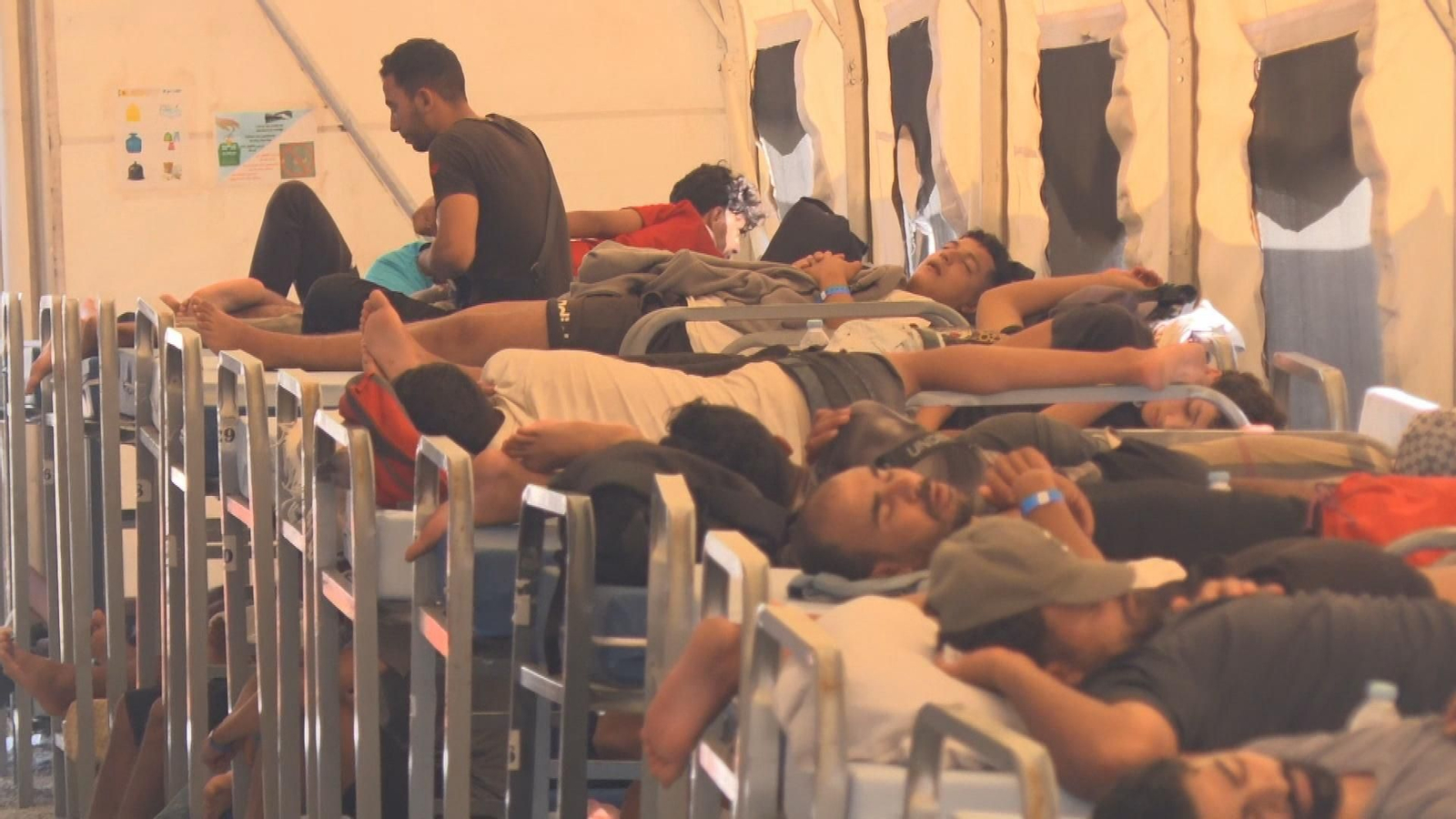 Migrantes trasladados al nuevo asentamiento temporal