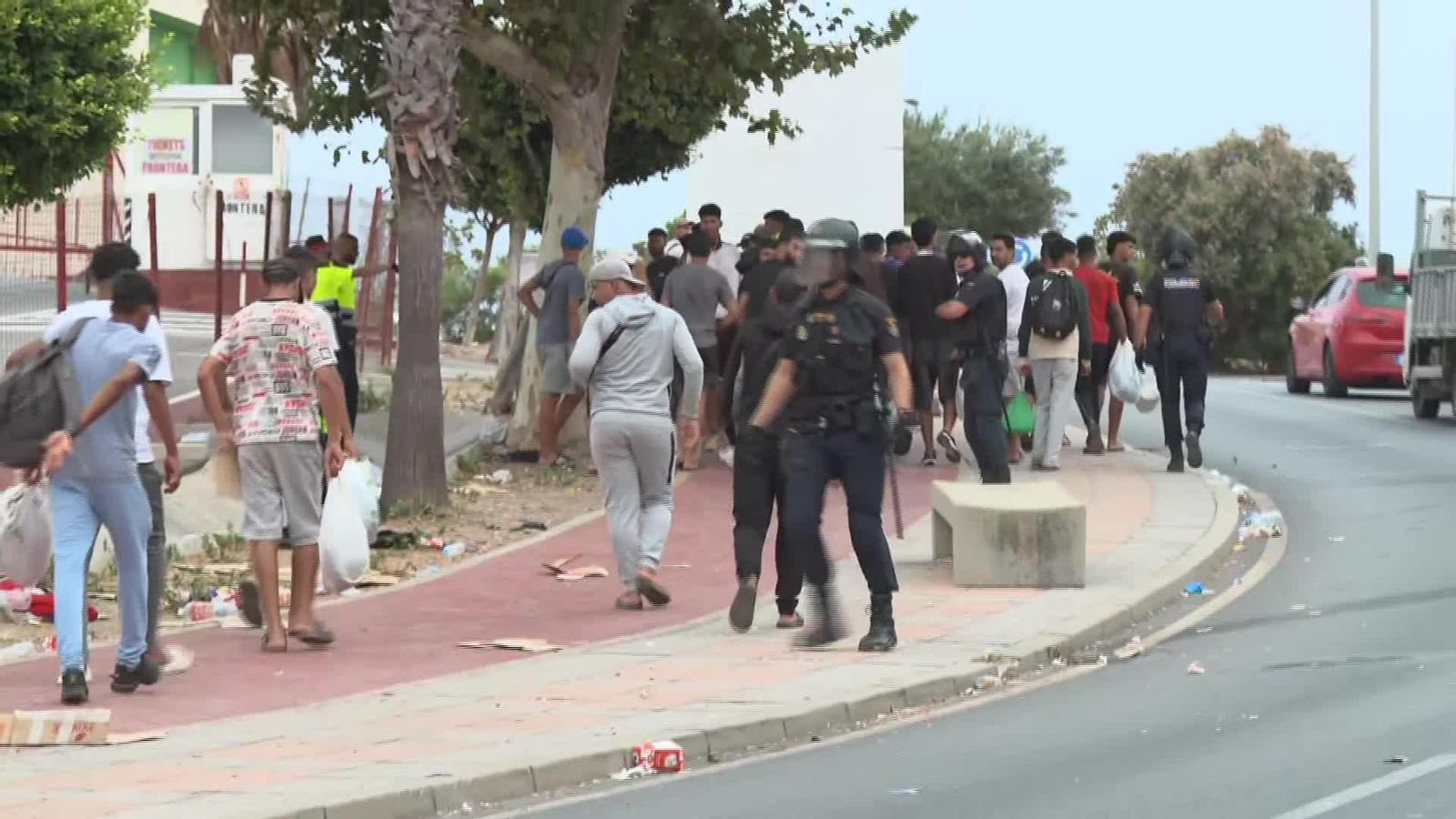 L020-CEUTA COLAS MIGRANTES ACCESO CAMPAMENTO 2FIN