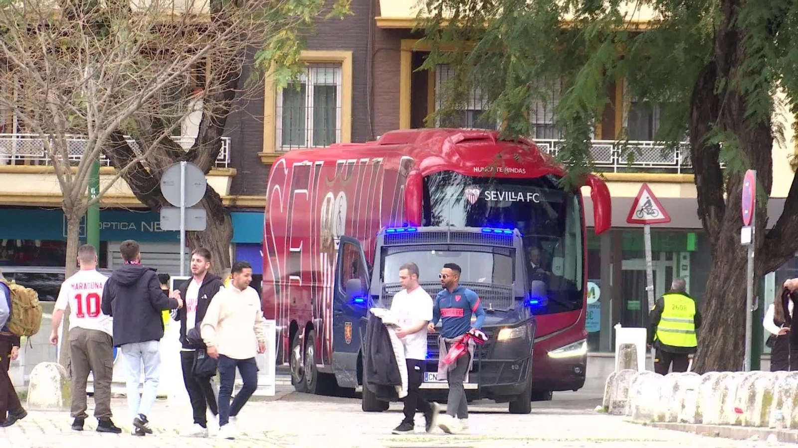 D038-SEVILLA LLEGADAS AUTOBUS SEVILLA VS RAYO VALLECANO