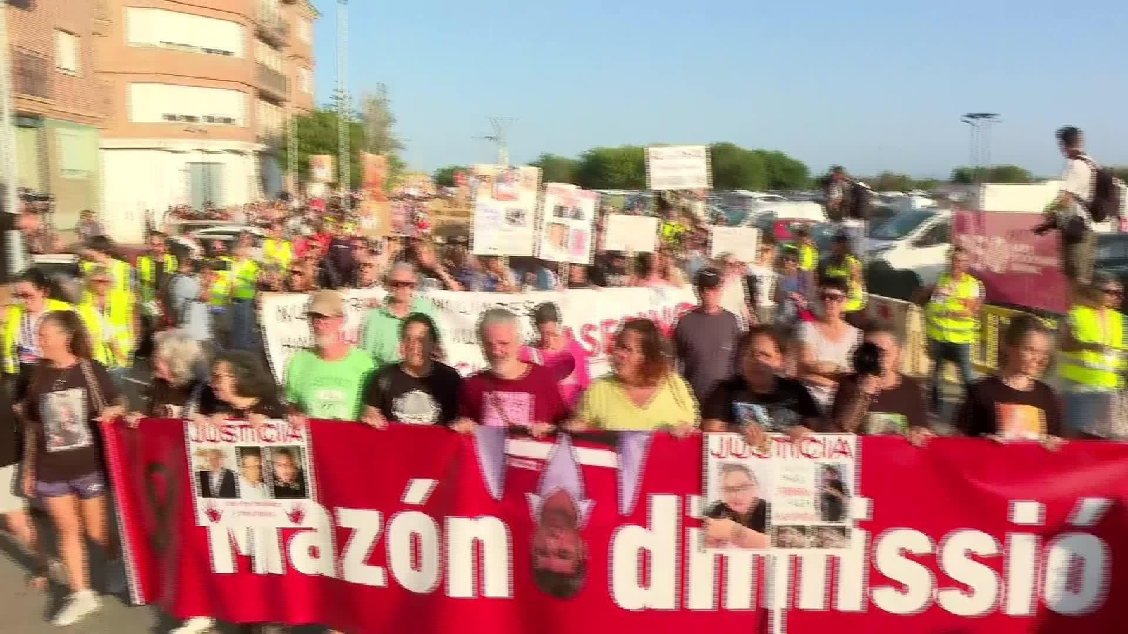 X050-EDI VARIOS FEIJOO RECIBE A VICTIMAS DANA Y PROTESTAS CONTINUAN