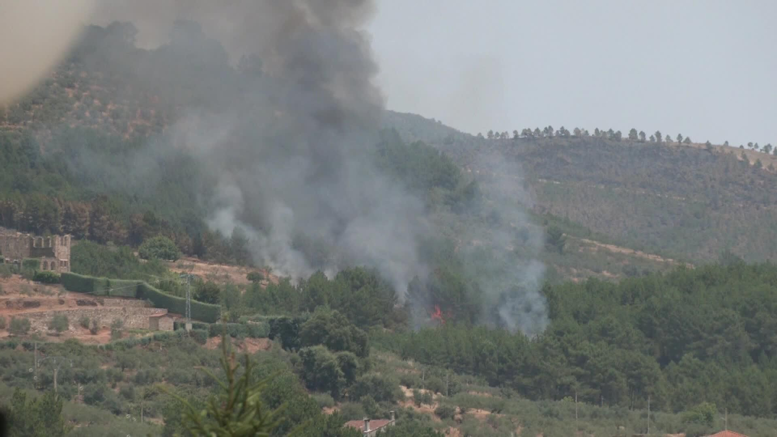 J056-CACERES SEGUIMIENTO INCENDIO LAS HURDES TARDE