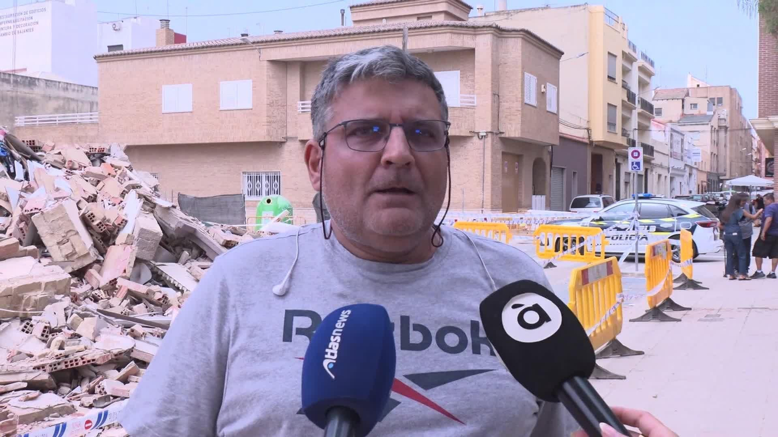 J035-VALENCIA SE LLEVAN EXCAVADORA EDIFICIO BENETUSER