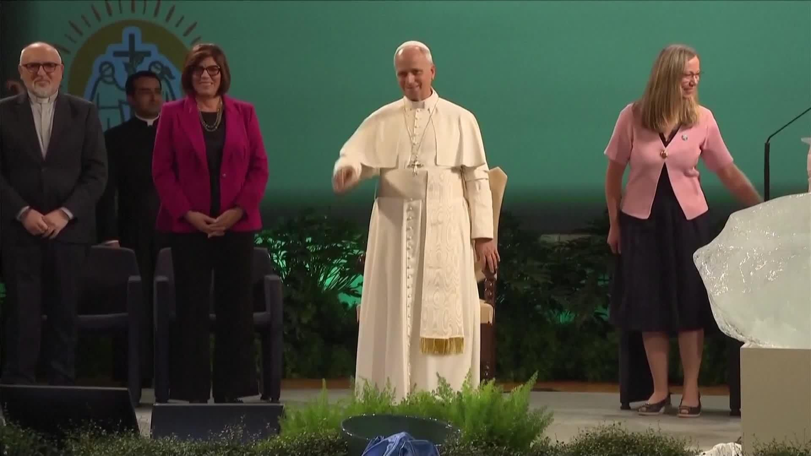 va papa bendice un bloque de hielo