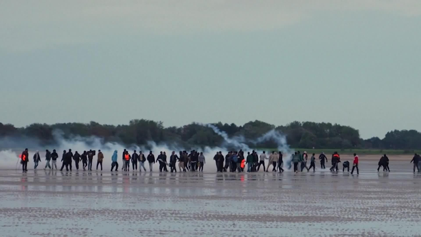 L079-FRANCIA DESALOJAN INMIGRANTES DE UNA PLAYA