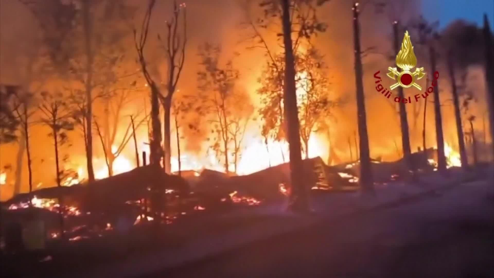 D008-ITALIA INCENDIO CERCA LAGO DE GARDA