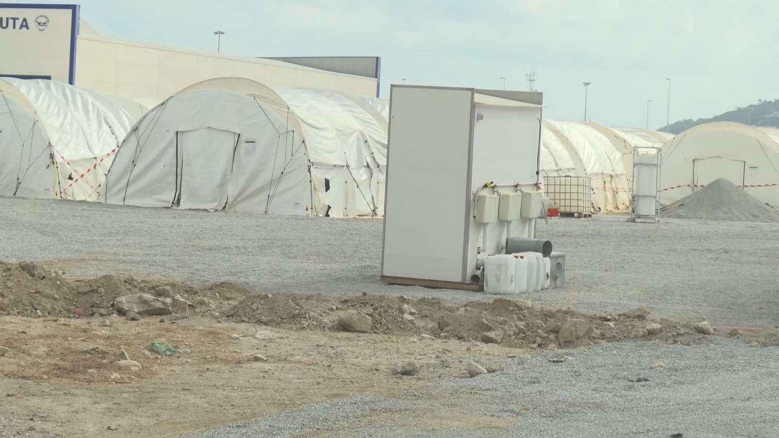 El Gobierno acelera la instalación de carpas en el puerto de Ceuta