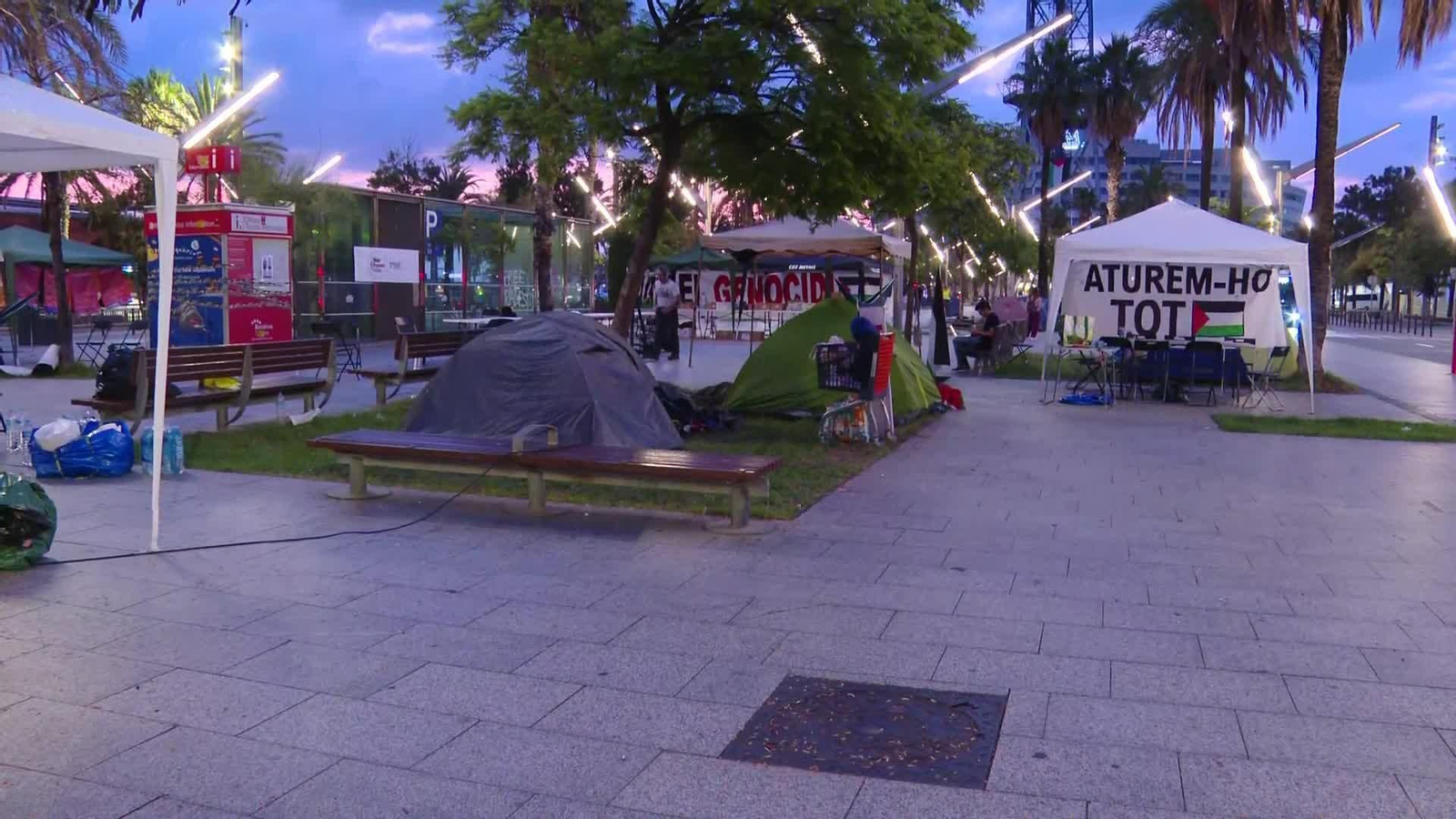 V021-BARCELONA ACAMPADOS PROPALESTINA PUERTO