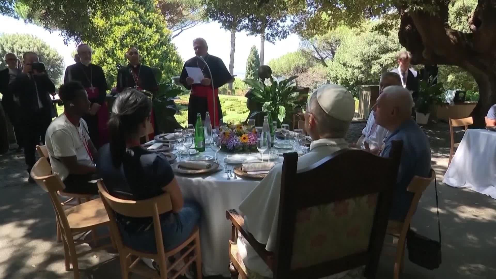 va papa leon almuerza con pobres