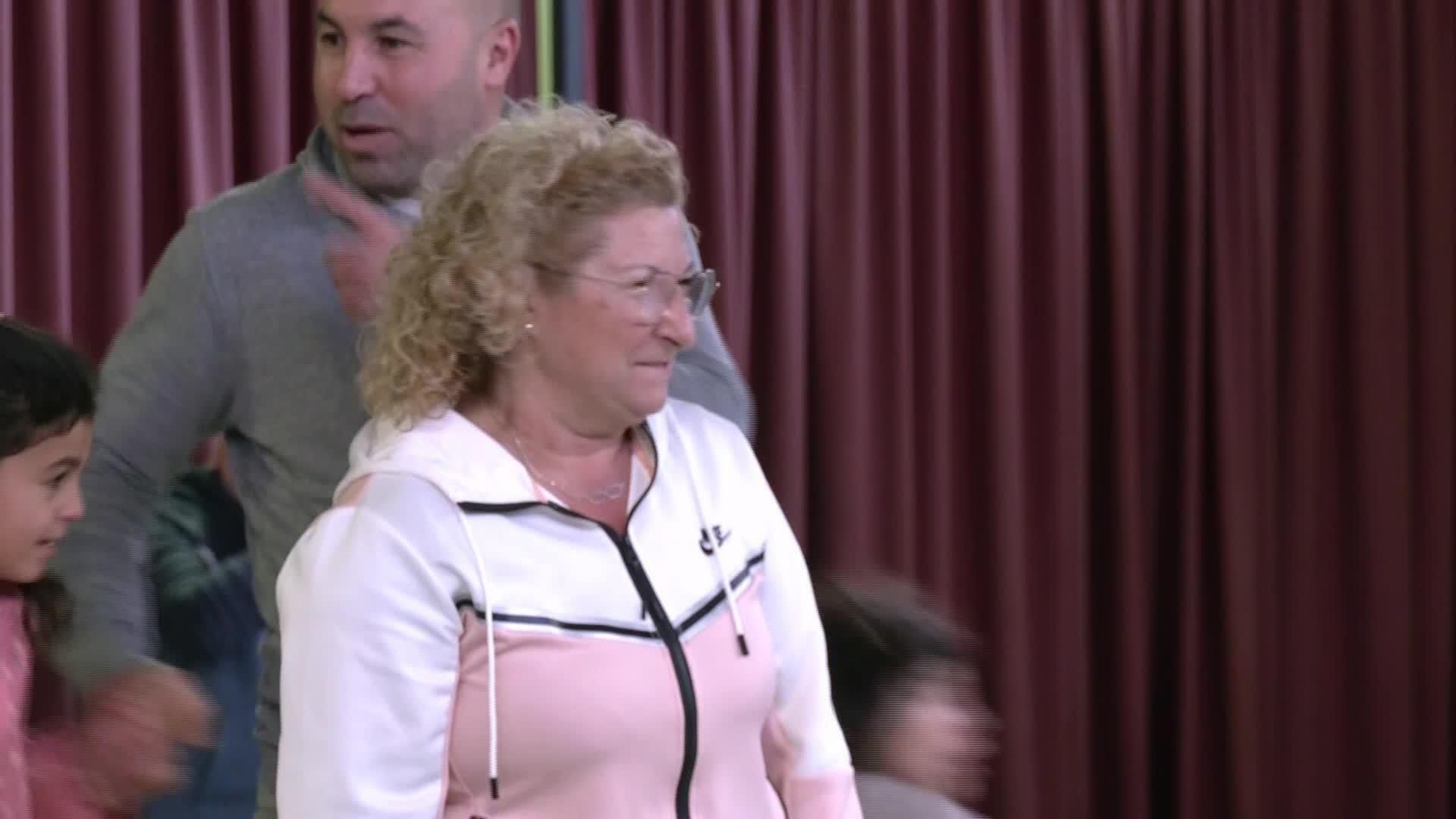 M033-GRANADA PADRES ACUDEN COLEGIOS CLASE EDUCACION FISICA