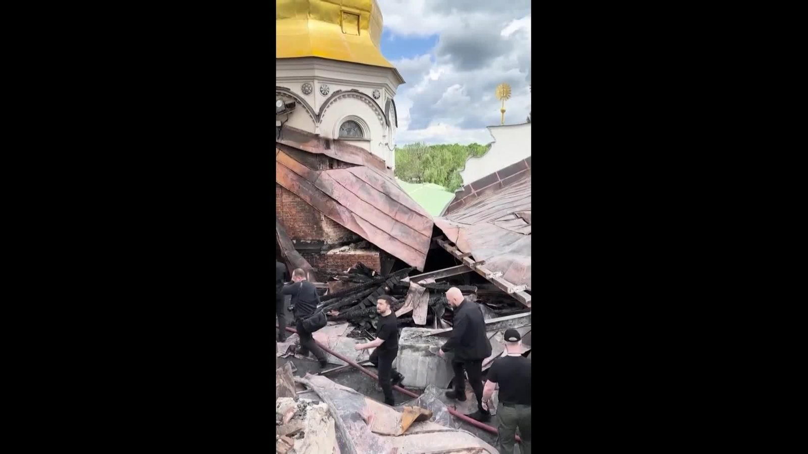 L047-UCRANIA ZELENSKI REVISA DAÑOS IGLESIA