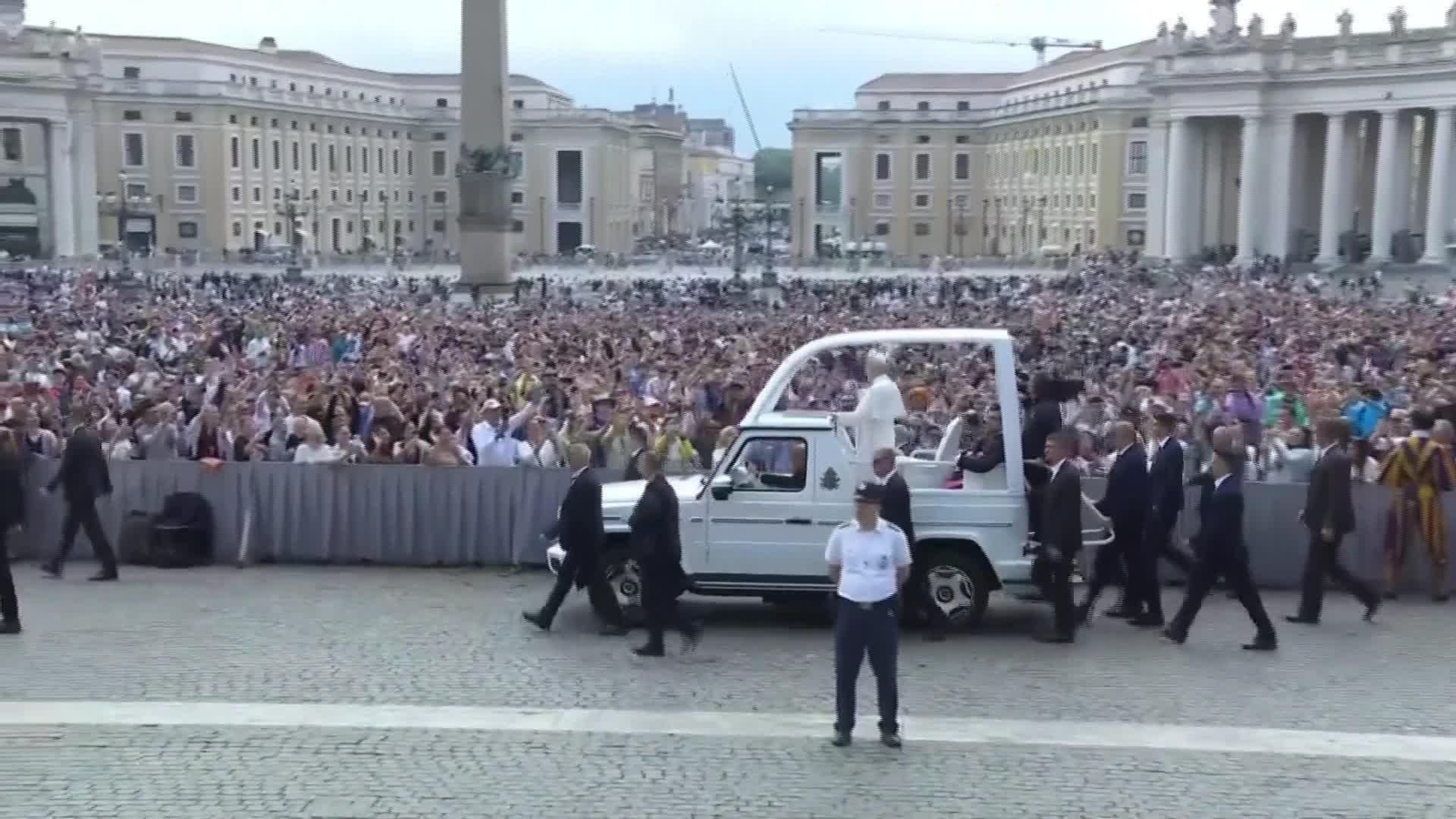 X060-ITALIA EL PAPA CON LA CAMISETA DEL REAL MADRID