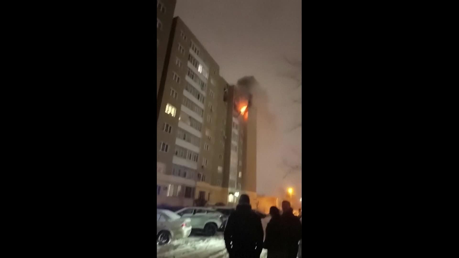 M011-UCRANIA EDIFICIO LLAMAS TRAS ATAQUE