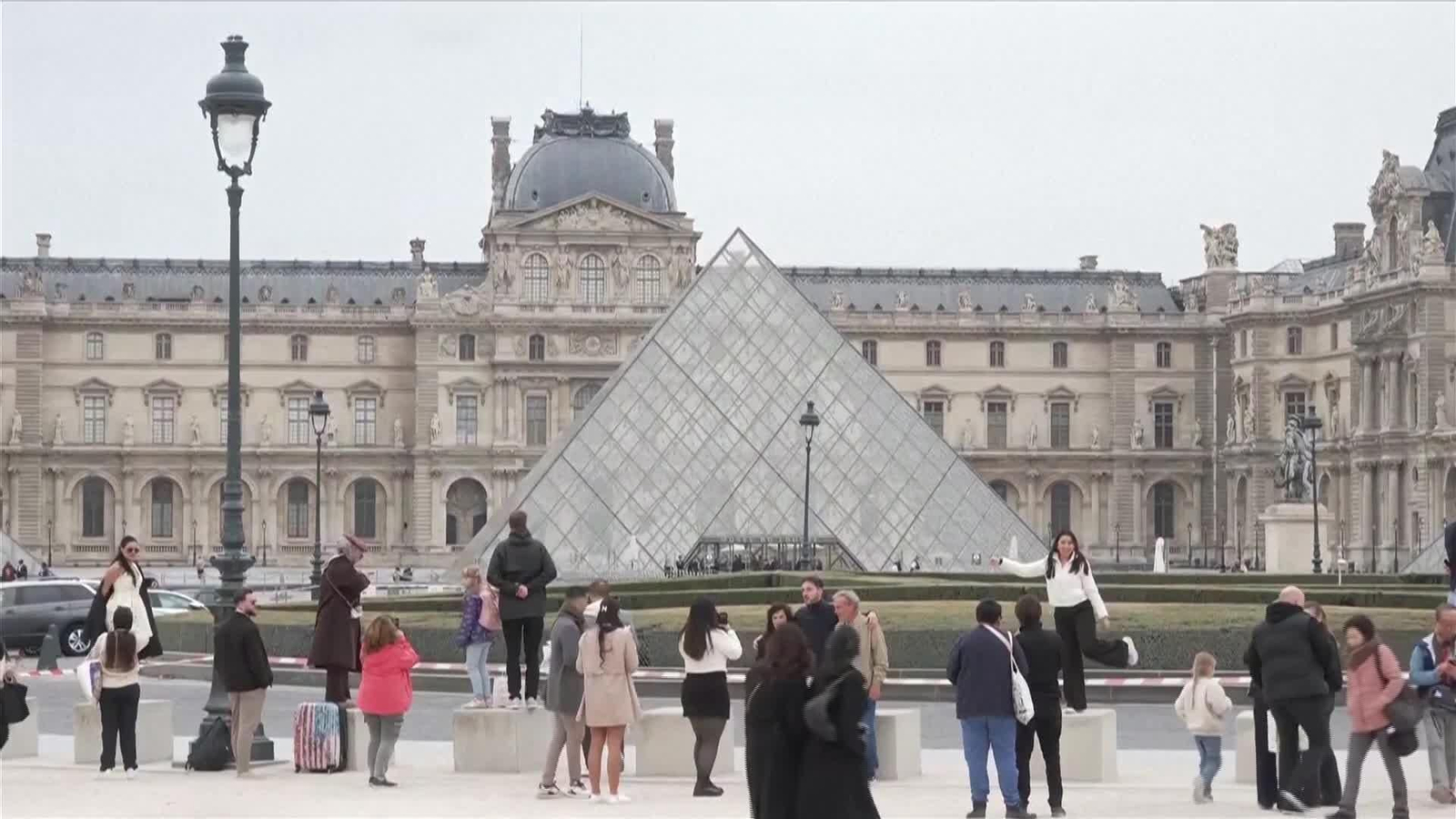 D008-FRANCIA IMAGEN SEGURIDAD LOUVRE