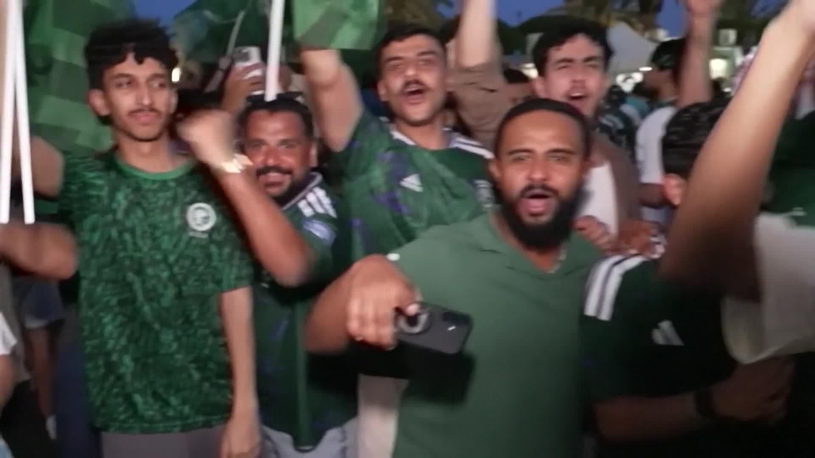 va aficionados arabia celebran empate con uruguay