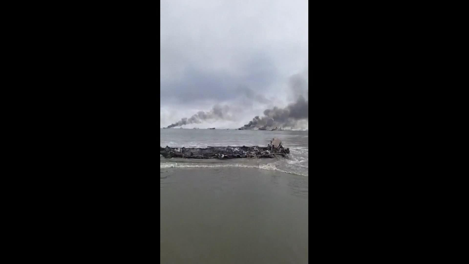 D002-ECUADOR INCENDIO BARCOS EN EL PUERTO