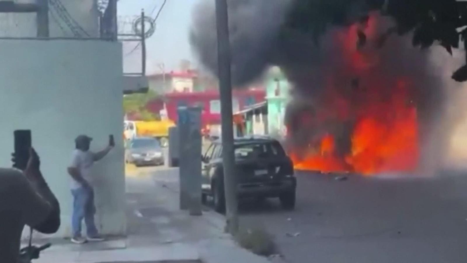L006-MEXICO VEHICULOS EN LLAMAS EN LAS CALLES