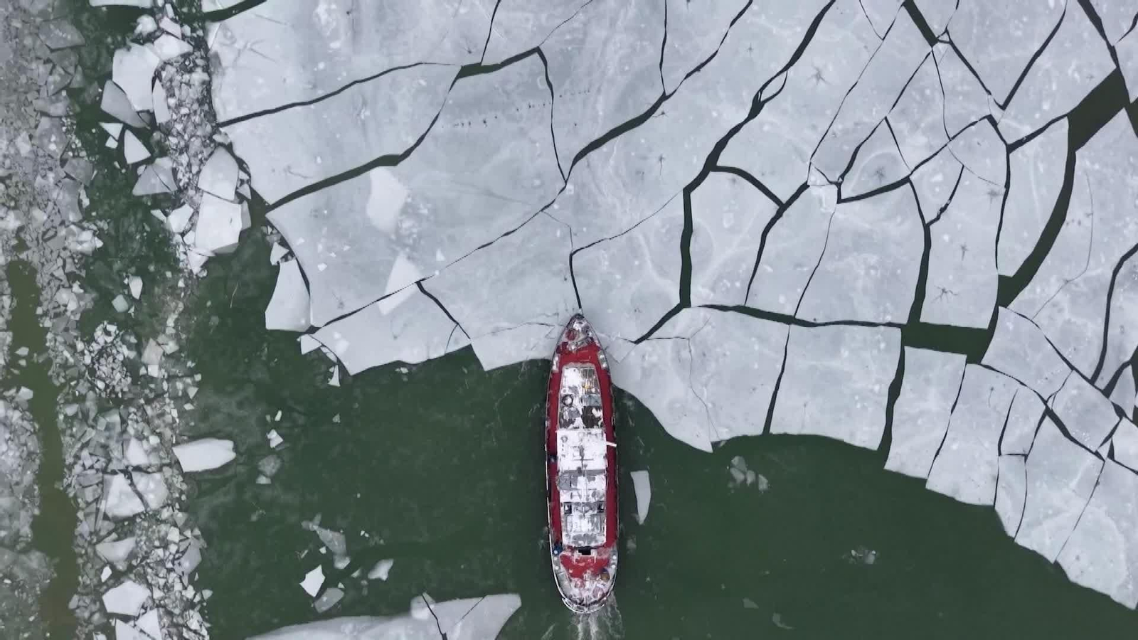 V049-HUNGRIA BARCO ROMPEHIELOS EN EL DANUBIO