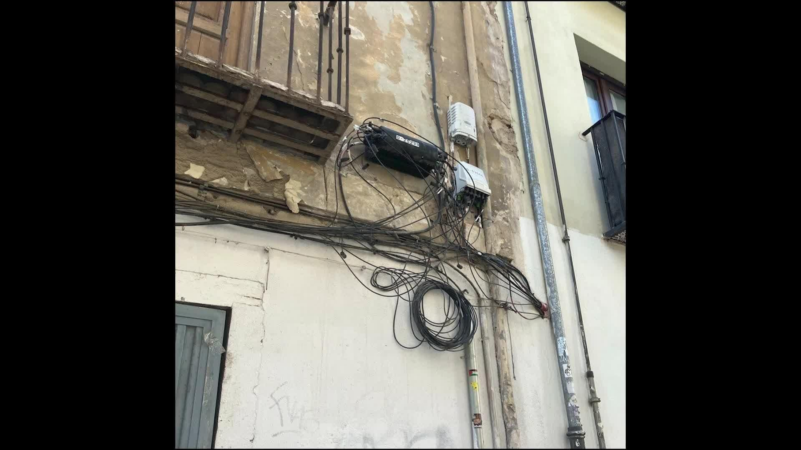 L048-GRANADA VECINOS ALBAICIN HARTOS TURISTAS