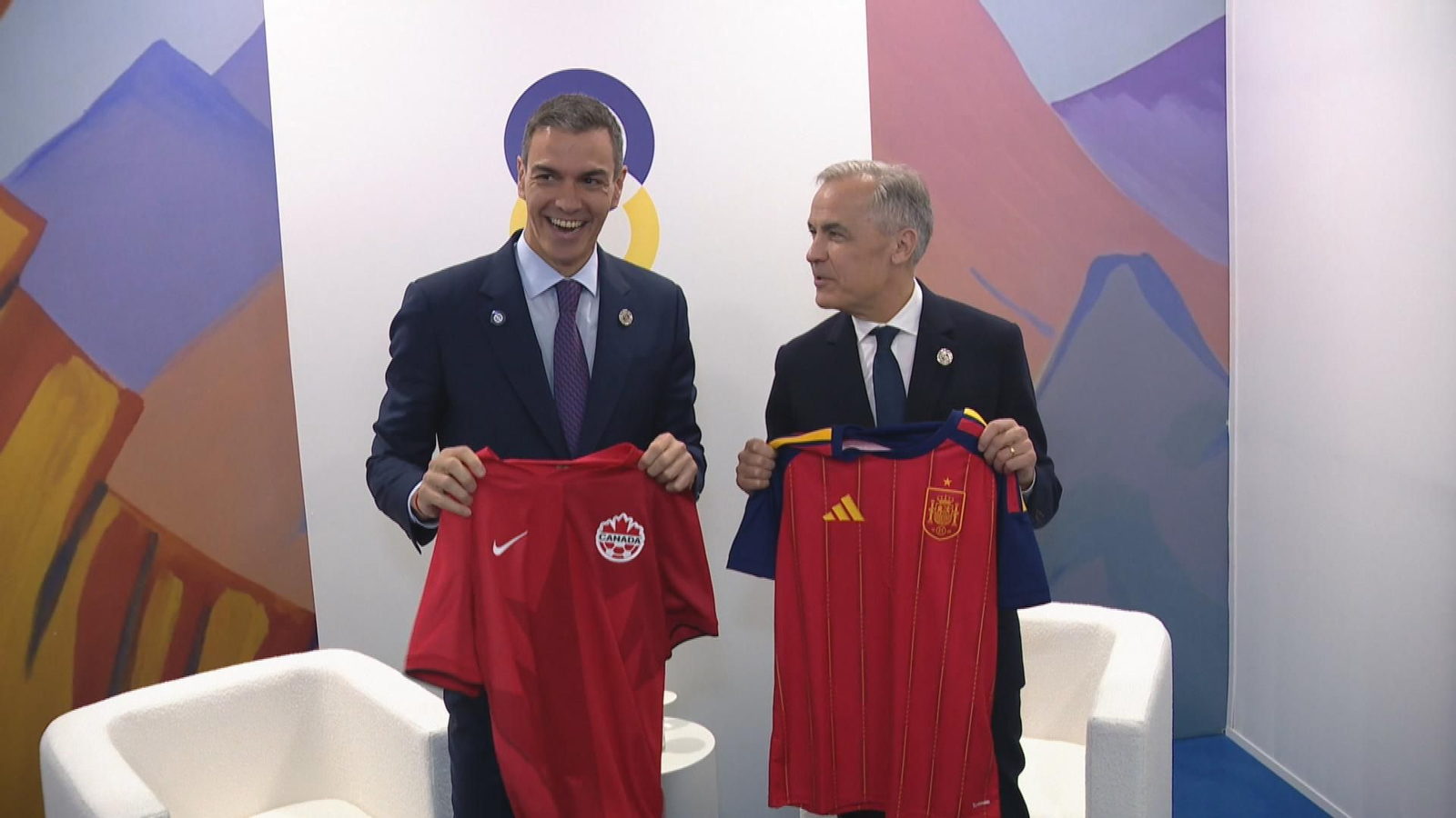 Sánchez y Carney intercambian camisetas