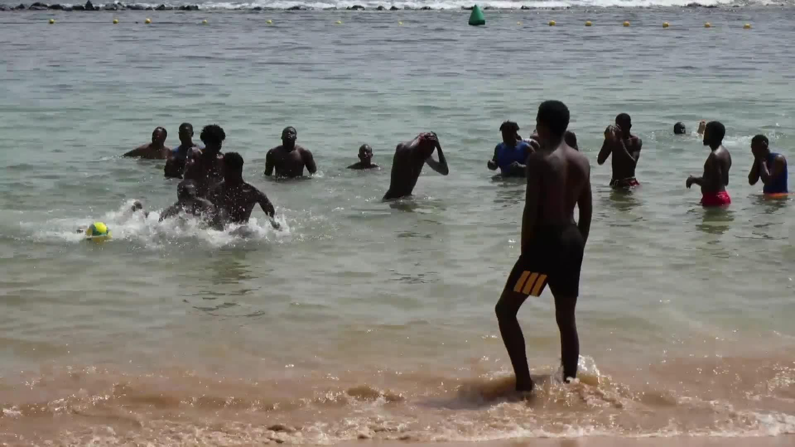 El proyecto Agua enseña a nadar a los migrantes llegados a Canarias