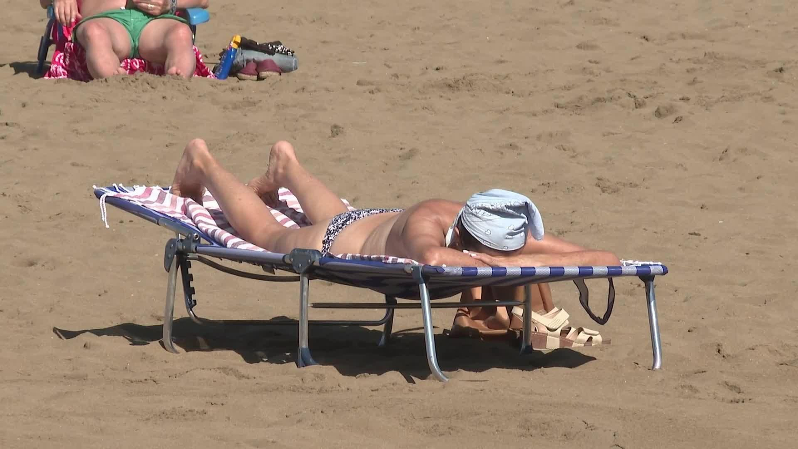Los expertos aconsejan no pasar demasiado tiempo tumbado en la playa