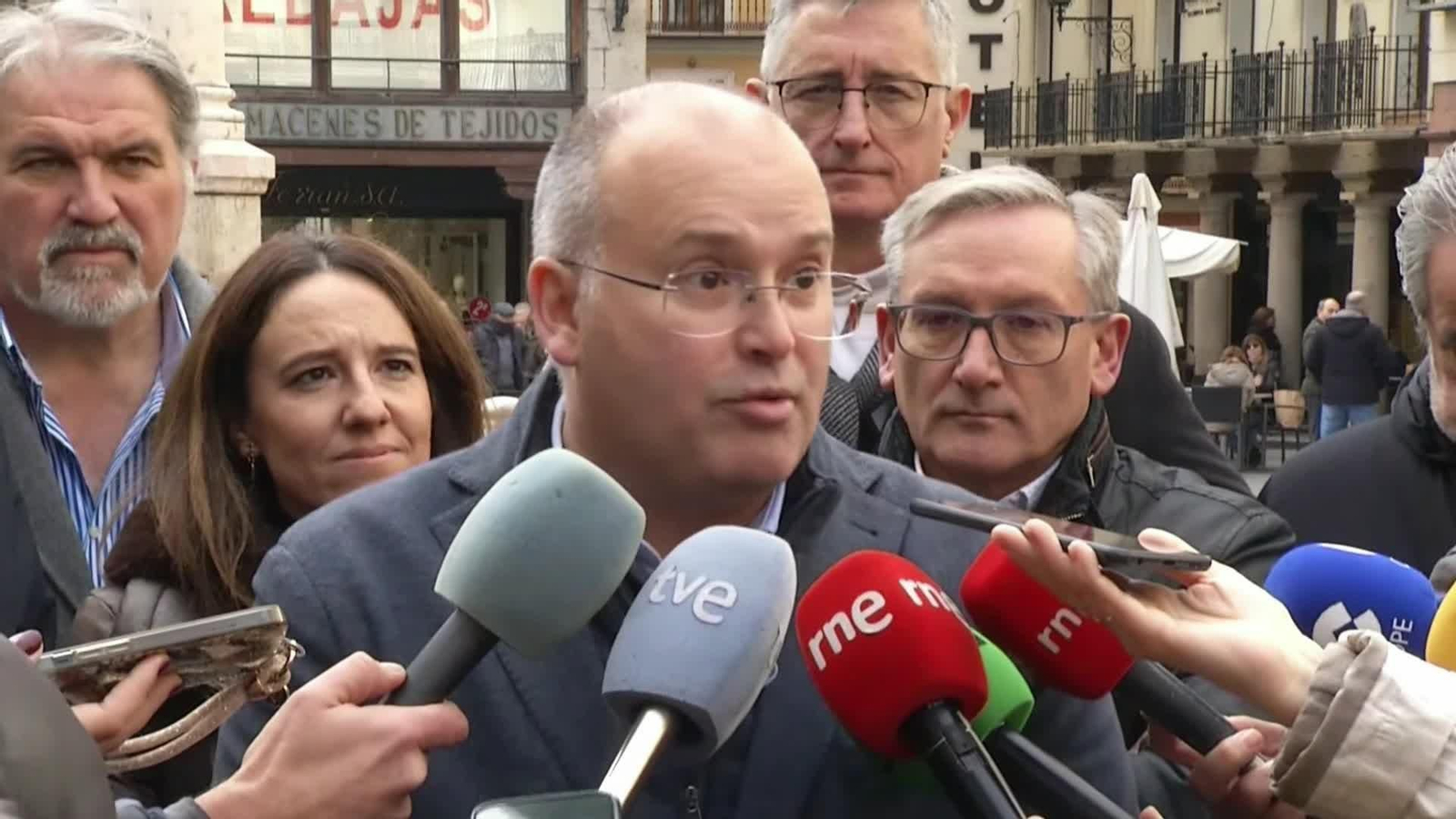 V029-TERUEL TELLADO ATIENDE A LOS MEDIOS