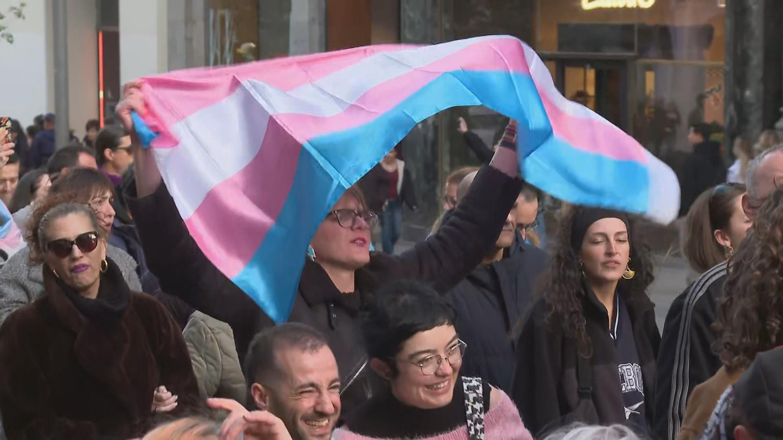 Cientos de personas marchan en Madrid contra la transfobia