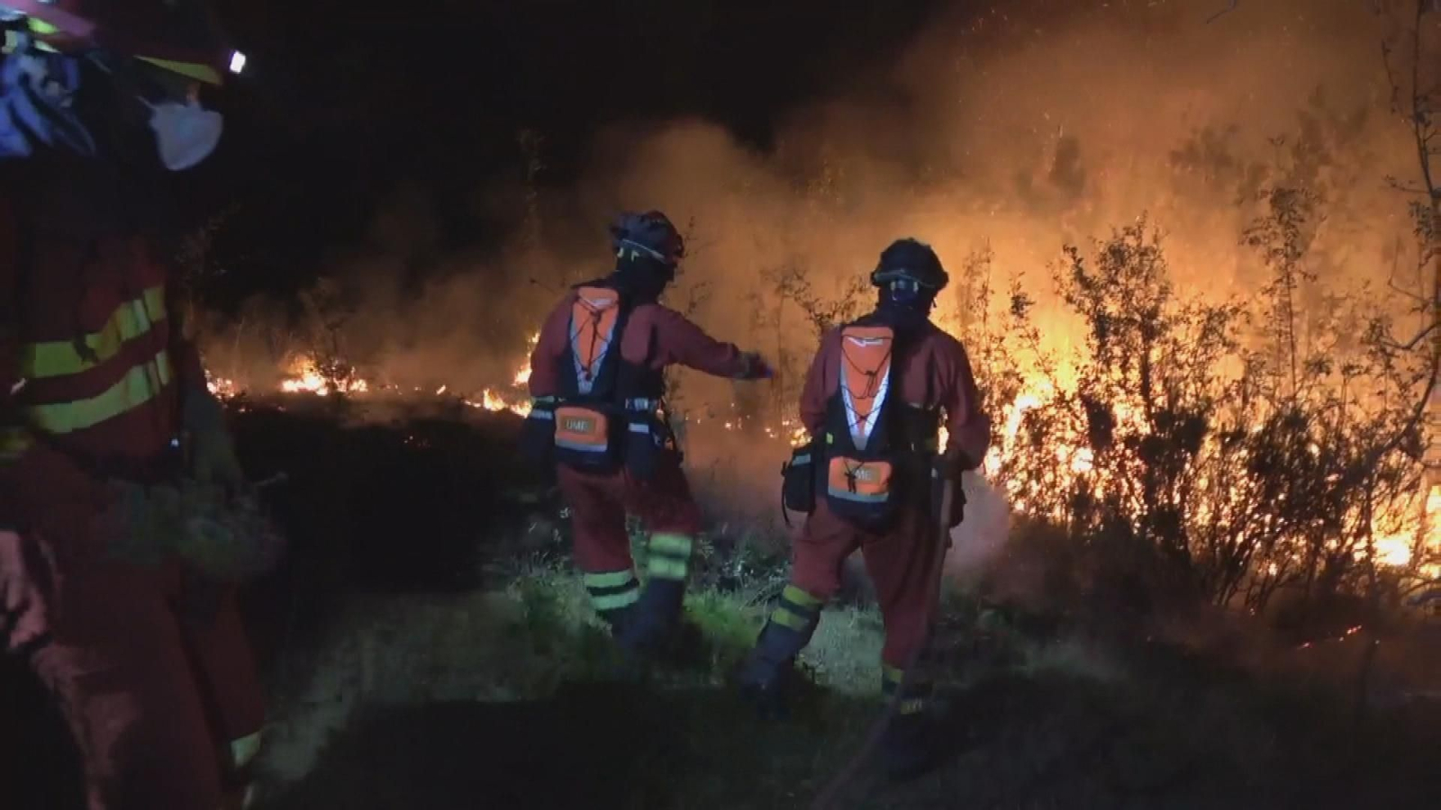 Efectivos de la UME combaten durante la noche el incendio de La Mierla