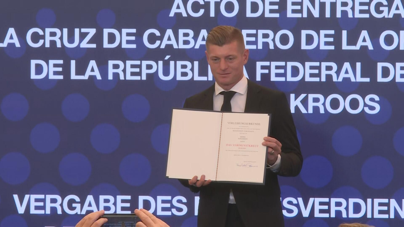 J058 MADRID ACTO MEDALLAS TONI KROOS frame 3388