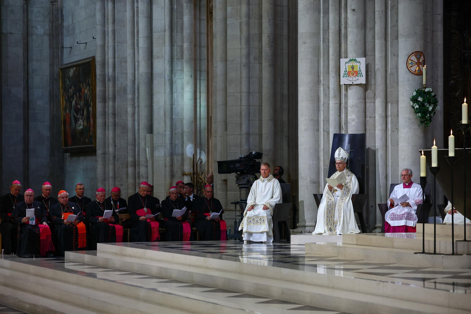Papa visita la catedral de Notre Dame