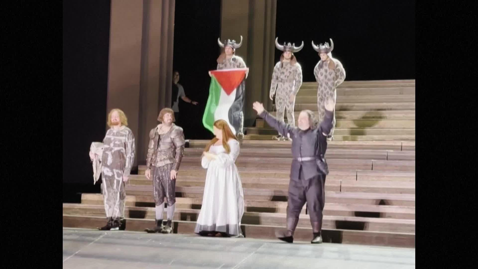 Un artista saca la bandera de Palestina en el escenario de la Royal Opera House de Londres