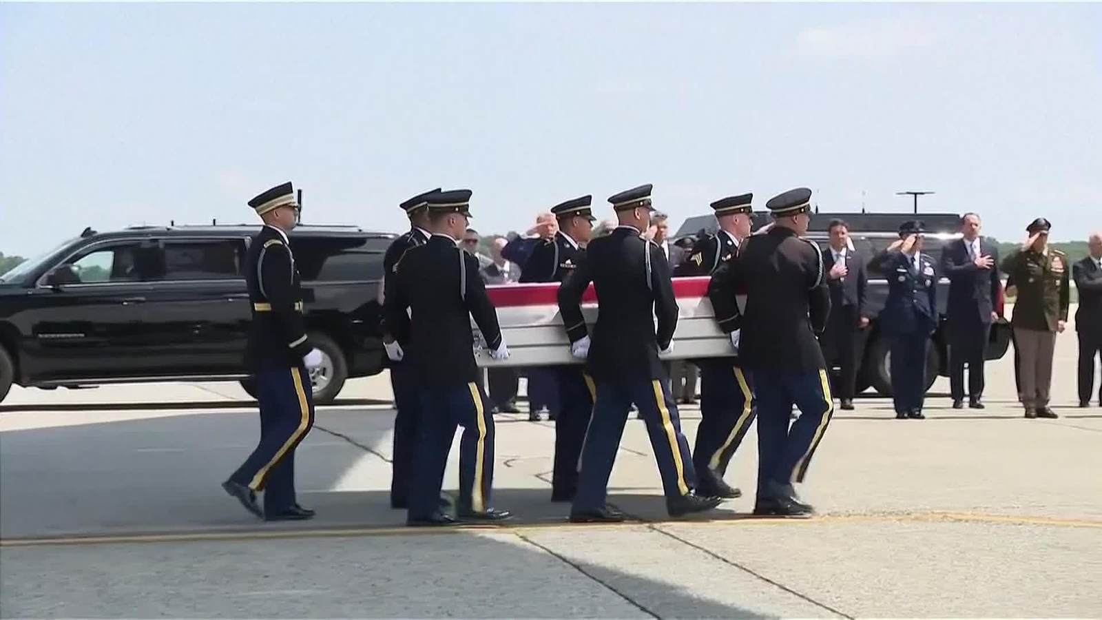 va eeuu trump rinde honores soldados muertos en guerra iran