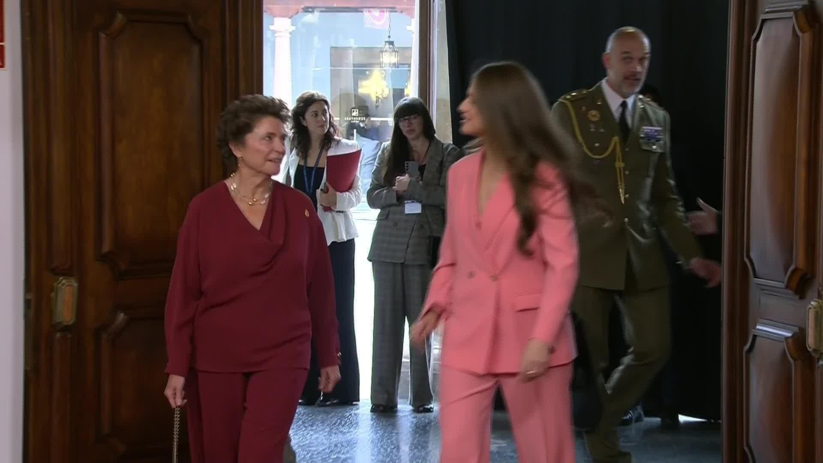 V025-OVIEDO PRINCESA INSIGNIAS PREMIADOS Y FOTO
