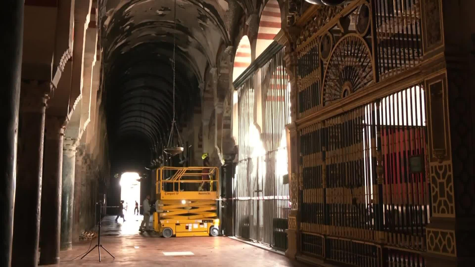 La rápida actuación de los bomberos reduce al máximo los daños en la Mezquita