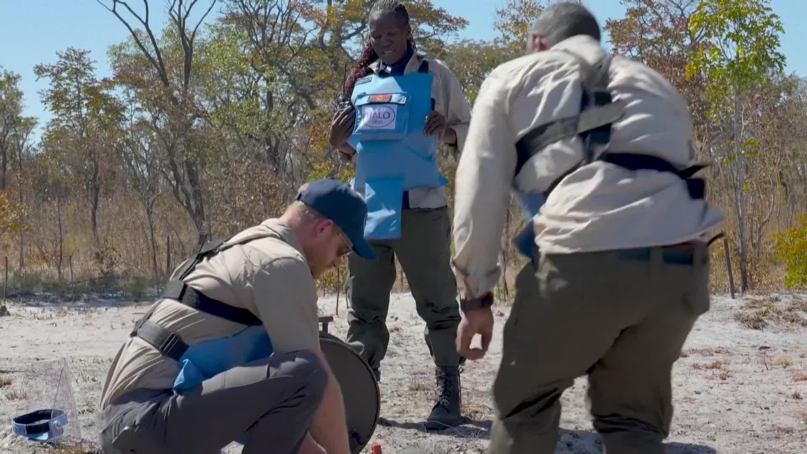 Harry regresa a Angola para continuar el legado de su madre contra las minas terrestres