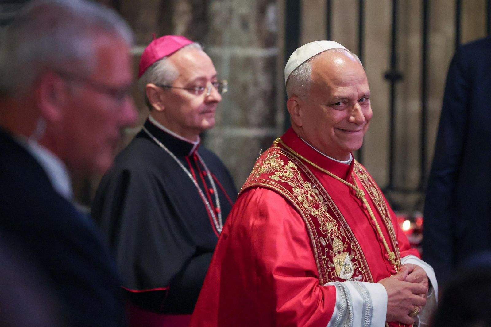 El papa saluda a los fieles en catalán durante su visita a la Catedral de Barcelona